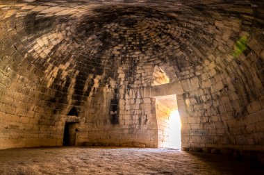 Mycenae arkeolojik bölgesine yakın köy Mykines, antik mezarlar, dev duvarlar ve ünlü lions gate, Peloponnese, Yunanistan