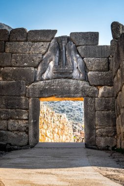 Mycenae arkeolojik bölgesine yakın köy Mykines, antik mezarlar, dev duvarlar ve ünlü lions gate, Peloponnese, Yunanistan
