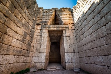Mycenae arkeolojik bölgesine yakın köy Mykines, antik mezarlar, dev duvarlar ve ünlü lions gate, Peloponnese, Yunanistan