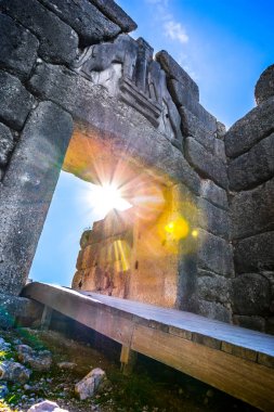 Mycenae arkeolojik bölgesine yakın köy Mykines, antik mezarlar, dev duvarlar ve ünlü lions gate, Peloponnese, Yunanistan