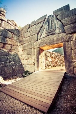 Mycenae arkeolojik bölgesine yakın köy Mykines, antik mezarlar, dev duvarlar ve ünlü lions gate, Peloponnese, Yunanistan