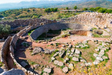 Mycenae arkeolojik bölgesine yakın köy Mykines, antik mezarlar, dev duvarlar ve ünlü lions gate, Peloponnese, Yunanistan