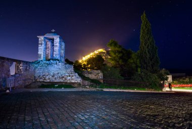 Eski şehir, Nafplion Yunanistan kiremitli çatıları, küçük liman, bourtzi Kalesi, Palamidi Kalesi ile geceleri ışıklı.
