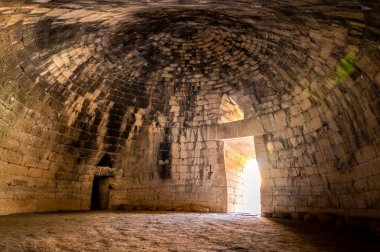 Mycenae arkeolojik bölgesine yakın köy Mykines, antik mezarlar, dev duvarlar ve ünlü lions gate, Peloponnese, Yunanistan