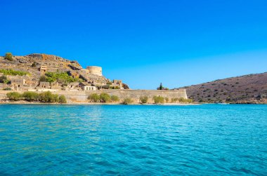 Spinalonga Adası sakin deniz manzarası. Burada olduğunu izole cüzamlılar, insanlarla Hansen'ın desease, gulf of Elounda, Crete, Yunanistan. 