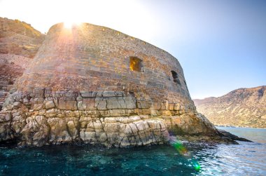 Spinalonga Adası sakin deniz manzarası. Burada olduğunu izole cüzamlılar, insanlarla Hansen'ın desease, gulf of Elounda, Crete, Yunanistan. 