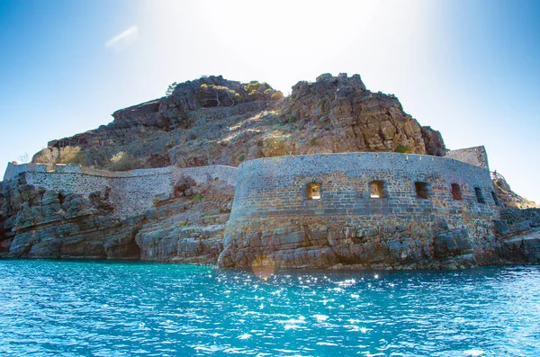 Spinalonga Adası sakin deniz manzarası. Burada olduğunu izole cüzamlılar, insanlarla Hansen'ın desease, gulf of Elounda, Crete, Yunanistan. 