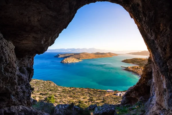 全景的伊罗达海湾与斯皮纳龙格岛 从山上的看法 通过一个洞穴 克里特岛 — 图库照片
