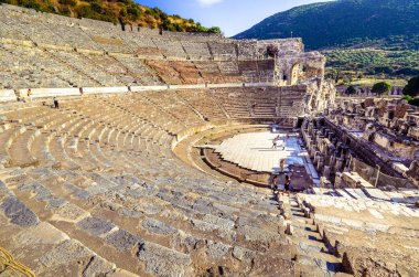 Efes Antik Şehir Tiyatrosu ve ünlü Celsus Kütüphanesi, Türkiye üzerinde 30 Temmuz 2017 ile yıkıntıları.