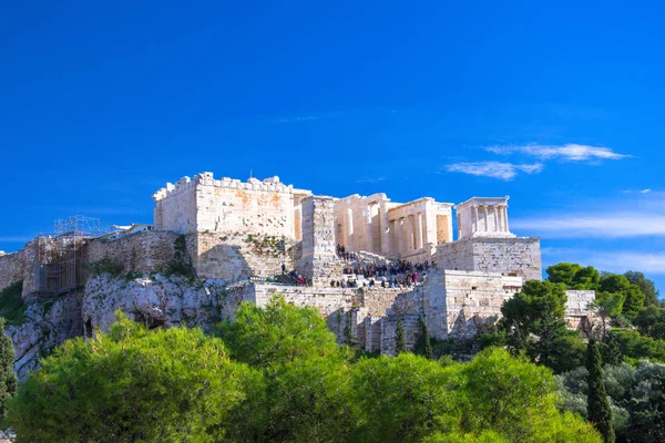 Acropoli Con Partenone Vista Attraverso Una Cornice Con Piante Verdi — Foto Stock