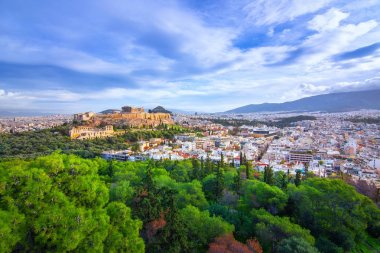 Akropolis ile Parthenon. Bir çerçeve yeşil bitkiler, ağaçlar, antik mermer ve cityscape, Atina, Yunanistan üzerinden görüntülemek.