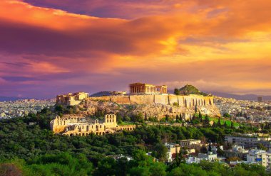 Akropolis ile Parthenon. Bir çerçeve yeşil bitkiler, ağaçlar, antik mermer ve cityscape, Atina, Yunanistan üzerinden görüntülemek.