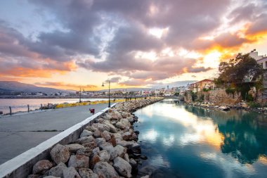 Pictursque bağlantı noktası, Sitia, Girit, Yunanistan gün batımında. Sitia Doğu Girit palmiye ağaçları, Vai beach yanında, geleneksel bir şehirdir.  