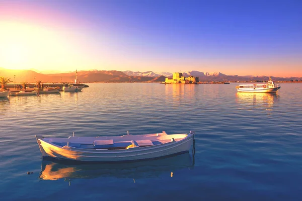 Hermoso Puerto Ciudad Nafplio Grecia Con Pequeños Barcos Palmeras Castillo Imagen De Stock