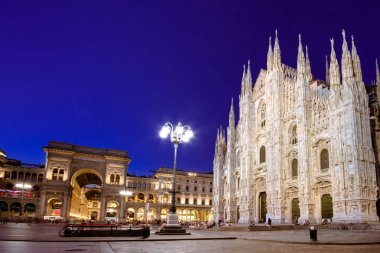 Milano Katedrali'ne, Piazza del Duomo, gece, Lombardia, İtalya üzerinde 18 Temmuz 2017.