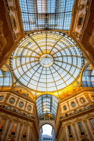 Milan, İtalya - 2 Temmuz 2017: Galleria Vittorio Emanuele II'nin içinde Milano. Biri dünyanın en eski alışveriş merkezlerinden Giuseppe Mengoni tarafından 1865 ve 1877 arasında inşa edilmiş,.