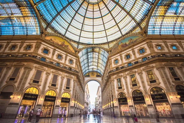 Milan, İtalya - 2 Temmuz 2017: Galleria Vittorio Emanuele II'nin içinde Milano. Biri dünyanın en eski alışveriş merkezlerinden Giuseppe Mengoni tarafından 1865 ve 1877 arasında inşa edilmiş,.