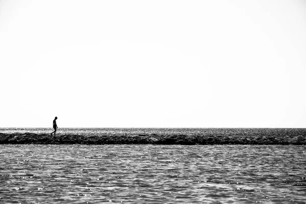 Niño Solitario Camina Por Una Delgada Costa Minimalista Foto Blanco — Foto de Stock