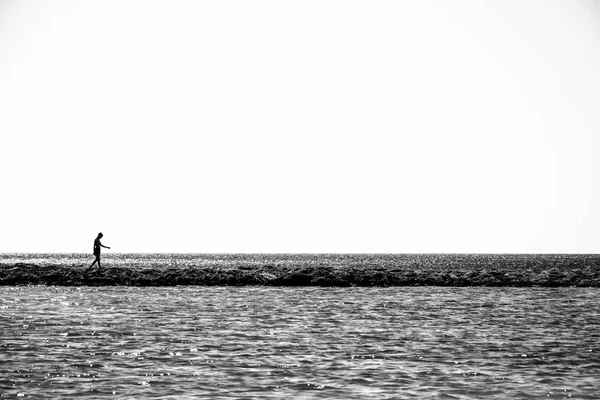 Lonely Child Walks Thin Coastline Minimalistic Black White Photo — Stock Photo, Image