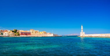 Eski liman of Chania at arabası ve Camii, Crete, Yunanistan.