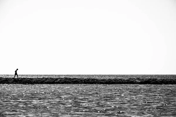 Lonely Child Walks Thin Coastline Minimalistic Black White Photo — Stock Photo, Image