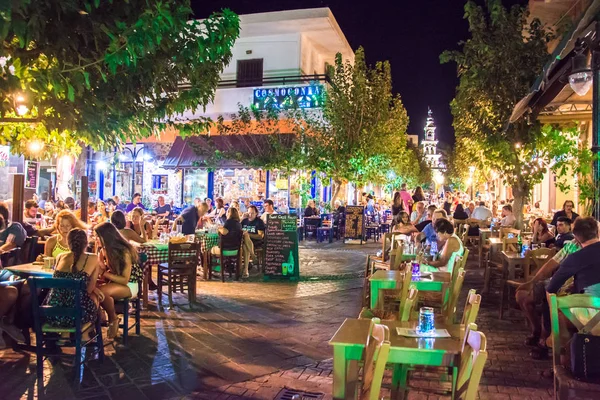 Yaz geceleri, Paleochora, Girit, Yunanistan üzerinde 25 Ağustos 2017 sokaklarında.