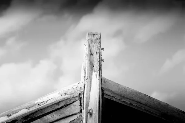 Detail Eines Hölzernen Schiffswracks Mit Wolkenlosem Blauem Himmel — Stockfoto
