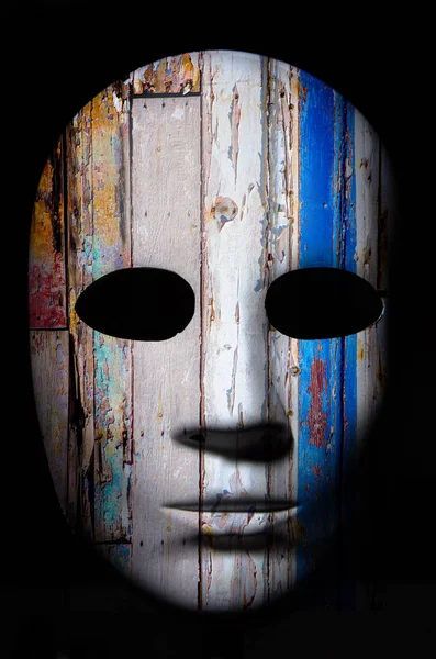 Strukturierte Maske Mit Rissiger Oberfläche Aus Rohem Holz Neutraler Ausdruck — Stockfoto