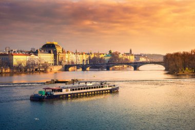Akşamları Czech Cumhuriyeti 'nin başkenti Vltava nehrinin manzarası