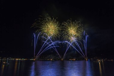 Fireworks üzerinde göl Ceresio, İtalya