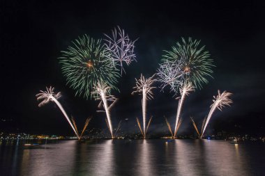 Fireworks üzerinde göl Ceresio, İtalya