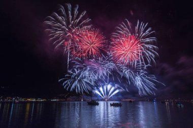 Fireworks üzerinde göl Ceresio, İtalya