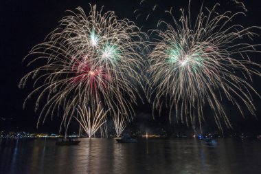 Fireworks üzerinde göl Ceresio, İtalya