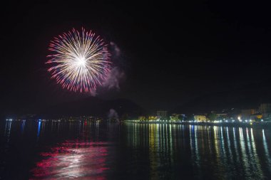 Fireworks Ceresio Gölü üzerinde