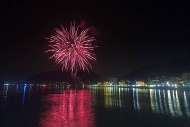 Fireworks Ceresio Gölü üzerinde