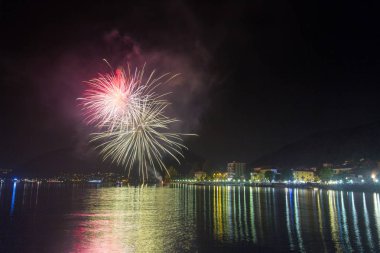 Fireworks Ceresio Gölü üzerinde