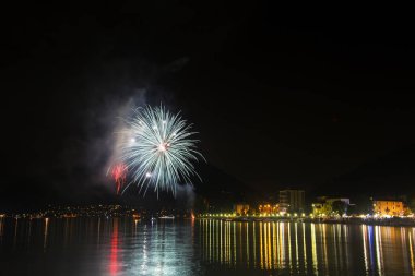 Fireworks Ceresio Gölü üzerinde