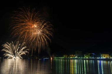 Fireworks Ceresio Gölü üzerinde