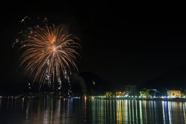 Fireworks Ceresio Gölü üzerinde