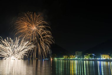 Fireworks Ceresio Gölü üzerinde