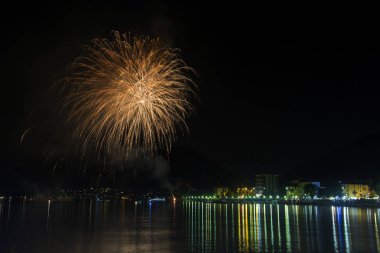 Fireworks Ceresio Gölü üzerinde