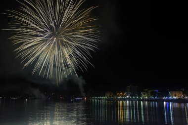 Fireworks Ceresio Gölü üzerinde