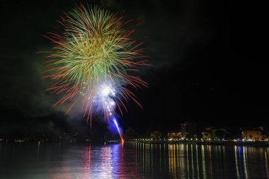 Fireworks Ceresio Gölü üzerinde