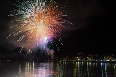 Fireworks Ceresio Gölü üzerinde