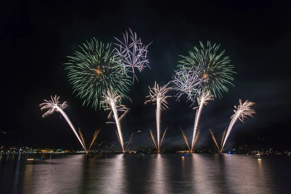 Fireworks üzerinde göl Ceresio, İtalya