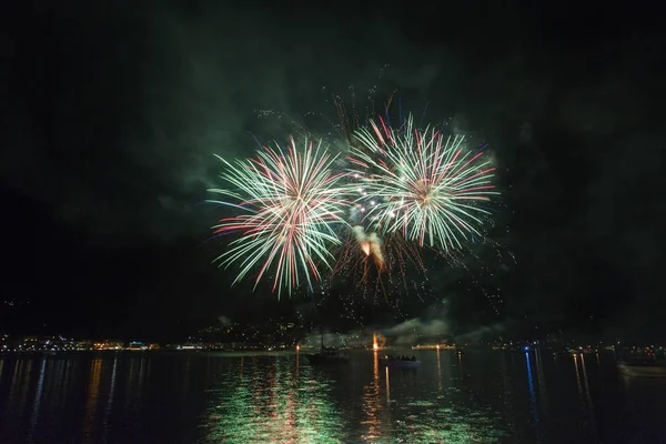 Fyrverkeri över sjön Ceresio, Italien — Stockfoto