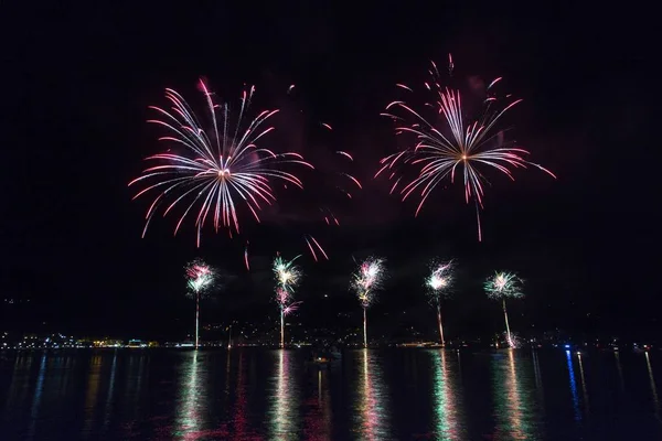 Fuegos artificiales sobre el lago Ceresio, Italia — Foto de Stock