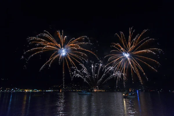 Fireworks üzerinde göl Ceresio, İtalya