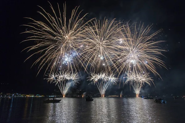 Fireworks üzerinde göl Ceresio, İtalya