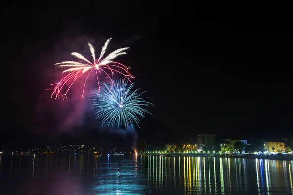 Fireworks Ceresio Gölü üzerinde